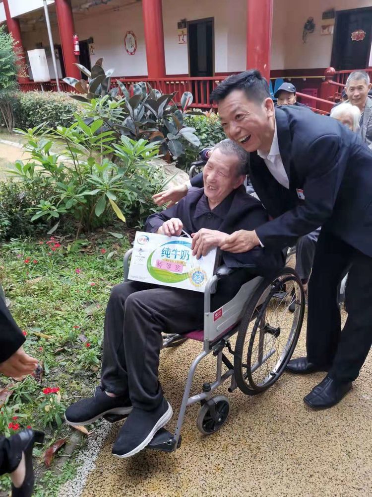 壽而康副總經(jīng)理任孝忠先生參加武侯院一區重陽(yáng)節慶節活動(dòng)。