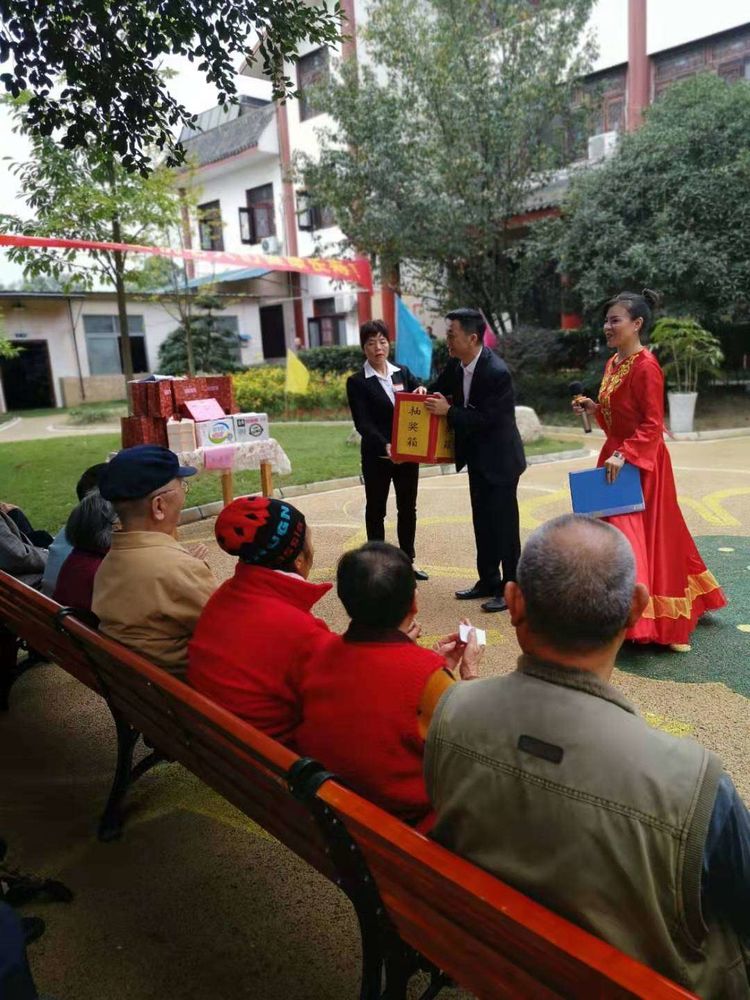 載歌載舞、評優(yōu)頒獎、現場(chǎng)抽獎。